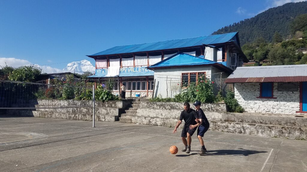 Enfant jouant au foot au Nepal