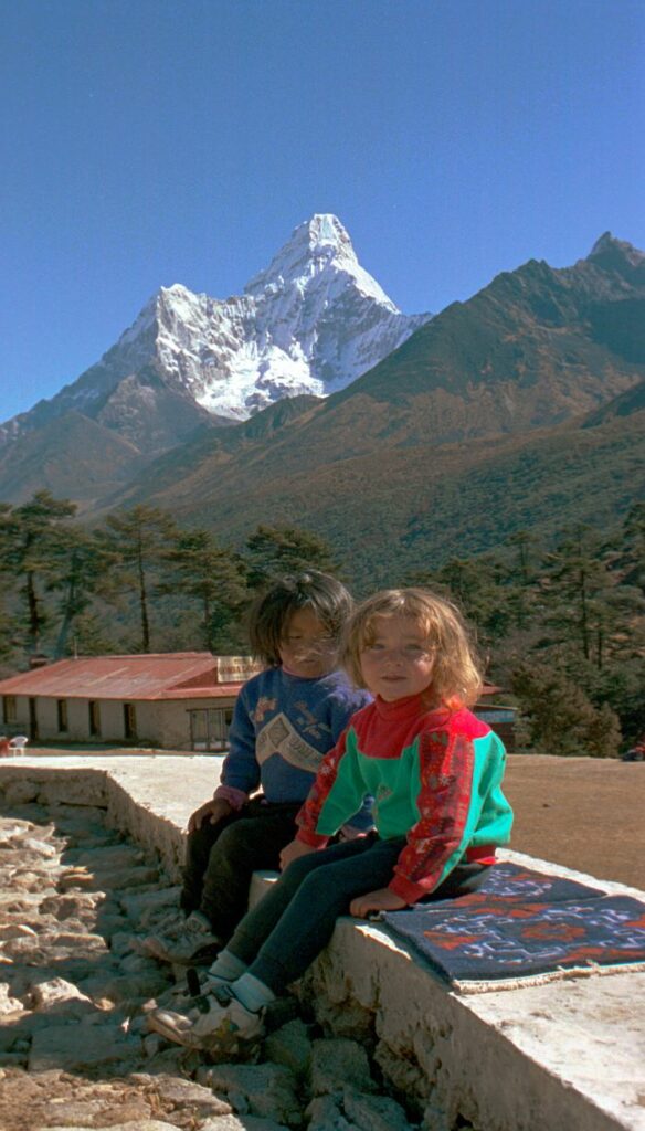 Enfants devant montagne Ama Dablam