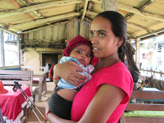 femme et son bébé nepal